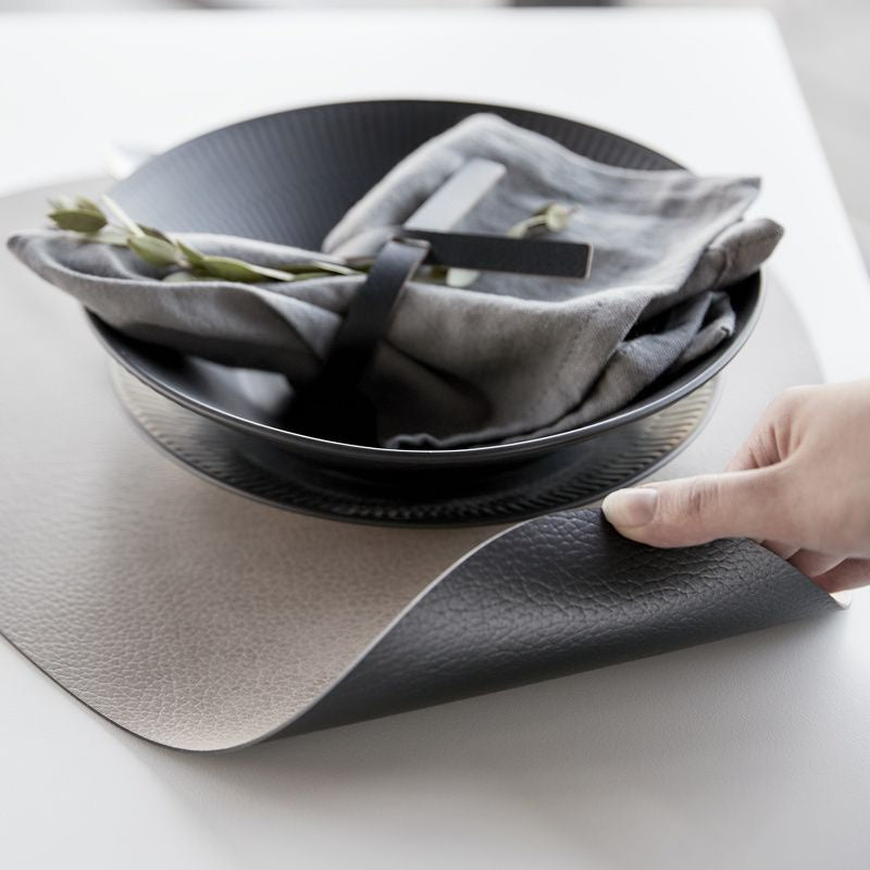 Lind Dna - Table Mat Double Curve Bull Warm Grey/Black